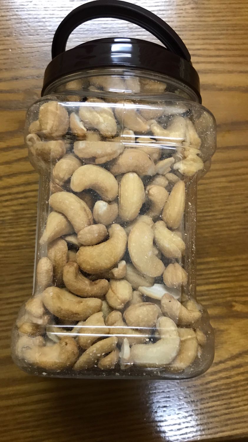 Hạt đều, trông có vẻ ngon (mình mua cho Tết nên chưa ăn). Mình đã mua vài lần trước, đều mua hàng của cty Lafooco (mua hộ mẹ), ăn thử thấy giòn và thơm. Đóng gói cẩn thận. Mình nhớ hình như lần đầu mình mua là Tiki Trading bán, những lần sau mua (gồm cả lần này) do chính cty Lafooco bán.

Mình muốn chia sẻ kinh nghiệm mua hàng trên Tiki để đảm bảo mua được hàng chính hãng và yên tâm về chất lượng: 
- Chọn mua hàng của chính công ty có thương hiệu bán, được ghi chú “Official Store”, ví dụ: ‘L’Oreal Official Store’ hoặc ‘Nivea Official Store’…
- Nếu cty ko trực tiếp bán, mình chọn nhà cung cấp là “Tiki Trading”
- Nếu ko phải 2 trường hợp trên thì đọc kỹ phần “Nhận xét” (tập trung vào các nhận xét có rate thấp) và số lượng hàng đã được bán ra