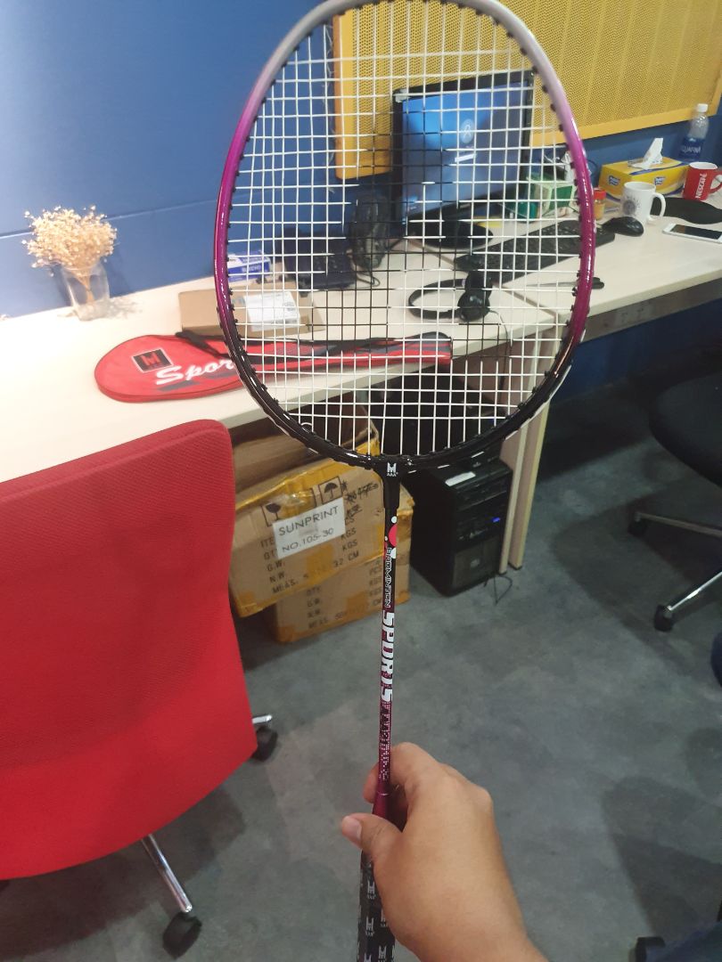 Cảm giác cầm tạm ổn, không quá nặng nhưng mà chất lượng thì bèo như tầm giá, dành cho mấy bé thiếu nhi đi học