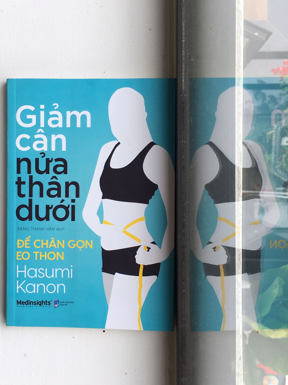 Cuốn sách đưa thêm một góc nhìn khác về giảm cân - không chỉ là về giảm cân nặng, mà còn là cải thiện vóc dáng. Tác giả cũng đưa ra một phương pháp giảm cân theo mình là khá mới, mình sẽ thử áp dụng thực hành xem hiệu quả đến đâu. Cuốn sách đưa thêm một góc nhìn khác về giảm cân - không chỉ là về giảm cân nặng, mà còn là cải thiện vóc dáng. Tác giả cũng đưa ra một phương pháp giảm cân theo mình là khá mới, mình sẽ thử áp dụng thực hành xem hiệu quả đến đâu.