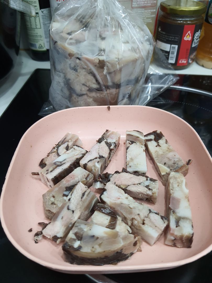 Dày dặn,chắc chắn
Nhược điểm: Viền sắc quá,mình bị đứt tay,chảy máu😭