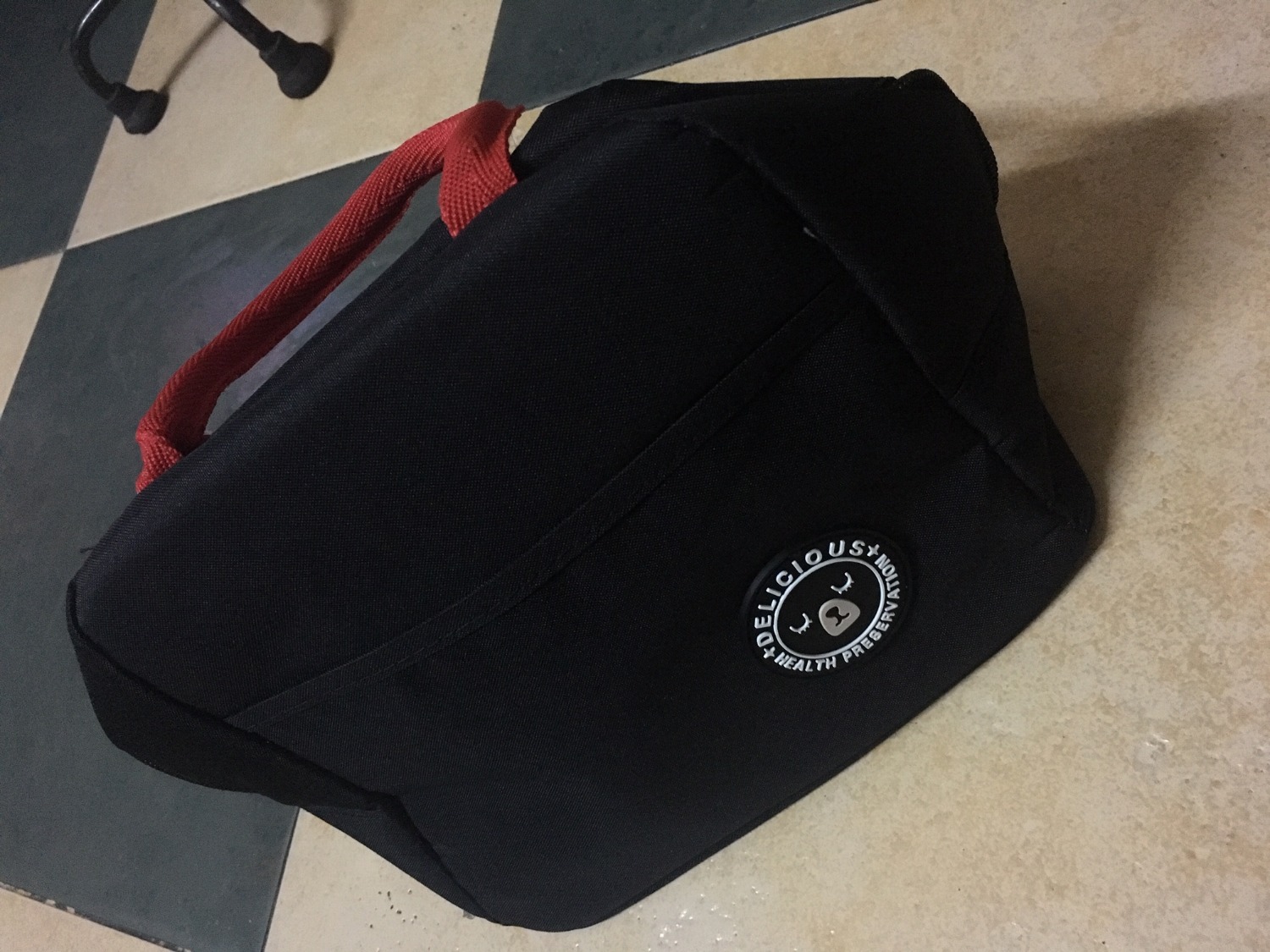 Tổng quan túi nhìn ok:

- Lớp vải ngoài thấm nước, được cái mau khô.

- Lớp  bạc phía trong may dính vào lớp ngoài nhe chứ không phải rời.

- Đường mày hơi thưa hem thấy chắc chắn lém.