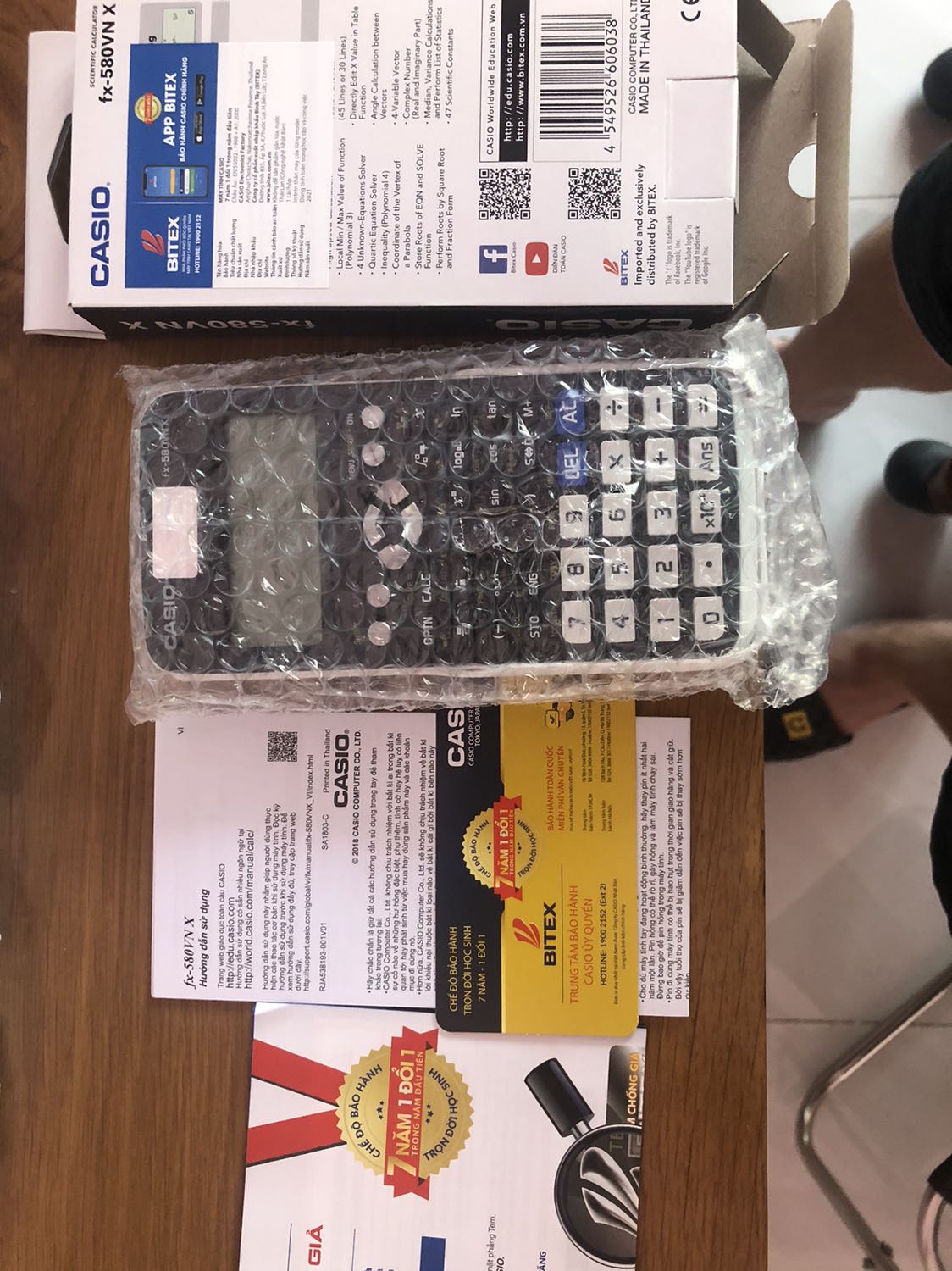 Giao hàng rất nhanh. Đặt hàng ngày 26/03, qua ngày 27/03 nhận được hàng mặc dù chọn giao hàng tiêu chuẩn.
Máy được đóng gói cẩn thận. Điều làm rất hài lòng mặc dù có thể không có sự khác biệt gì là máy là hàng nhập của Thái Lan (sản phẩm được niêm yết có thể Trung quốc/Thái Lan).
Sử dụng máy rất chắc tay và mượt mà khi dùng để giải toán cao cấp.