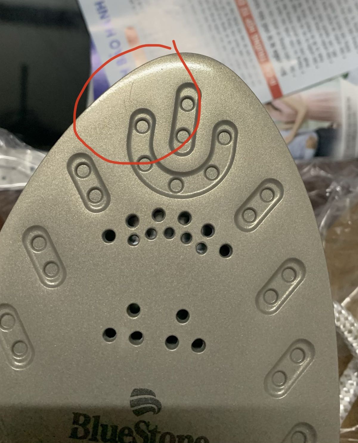 Bàn ủi có vết xước và phích cắm nhìn không được sắc sảo
Bàn ủi hơi nước nhưng mà nước không thành hơi mà thành giọt chảy ra khá nhiều không đều, mẫu mã đẹp giao nhanh nhưng chất lượng CHƯA tốt so với giá thành
Không nên chọn sản phẩm này