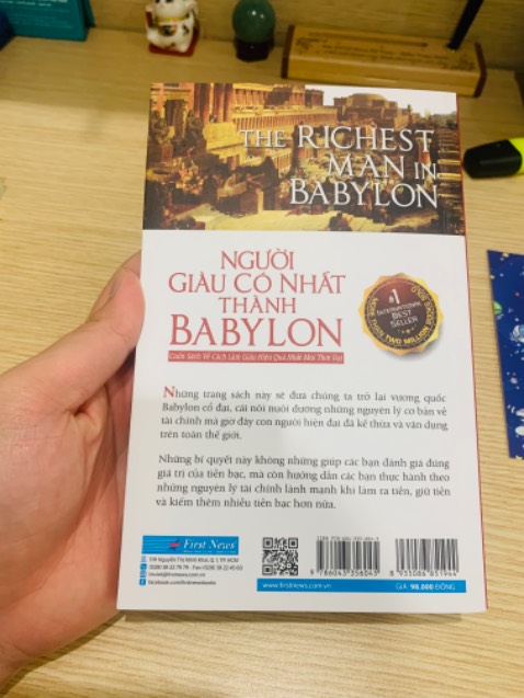 Cuốn sách cơ bản, dễ đọc dễ hiểu qua những câu truyện xưa về cách mua bán, đầu tư, tiết kiệm của người babylon. Với cách viết dễ đọc, dễ hiểu nhưng sâu lắng về sử dụng đồng tiền như nào. Các bài học giúp bạn biết nên làm gì khi khởi nghiệp, cho vay tiền, kiếm tiền trả nợ nên phân bổ ra sao. Đáng phải đọc