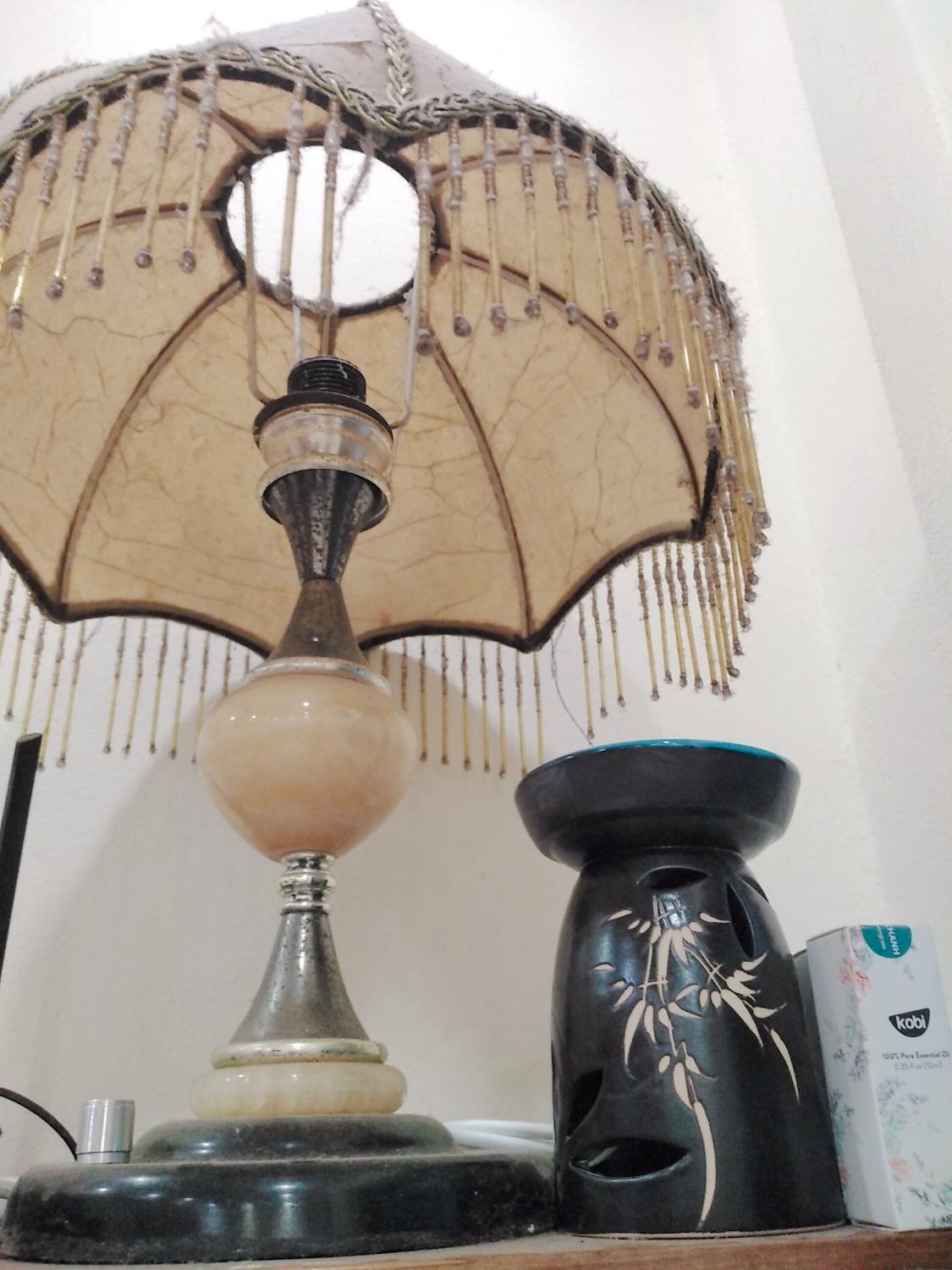 Nến đốt không mùi, mình chưa canh chính xác đốt được bao lâu nhưng thấy khá lâu á. Chắc tầm 3-4 tiếng. Bộ đèn đẹp với tầm giá này mình nghĩ đây 1 sản phẩm đáng đồng tiền bát gạo