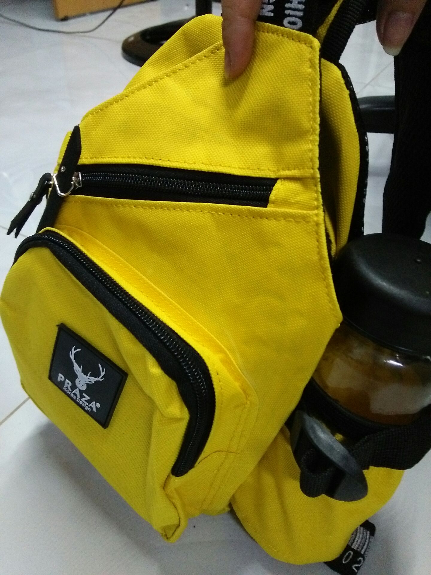 phù hợp đi làm,dạo phố,thể dục lại có chỗ để vừa chai nước mình luôn nè mấy bạn,thấy nhỏ nhỏ vậy mà đựng cũng được khá nhiều đồ tiện ích đấy.vừa gọn nhẹ lại tiện lợi lại còn quả rẻ thích lắm shop ơi!