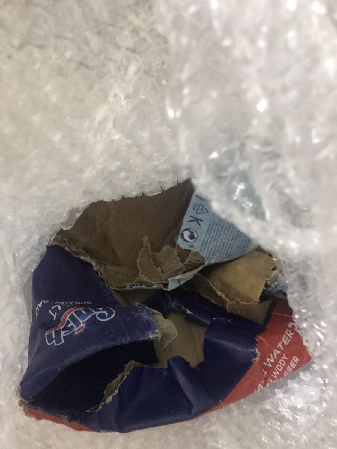 Bọc quá sơ sài, nắp lọ không được dán băng dính nên bị bung ra, đổ mất khoảng gần nửa lọ:(