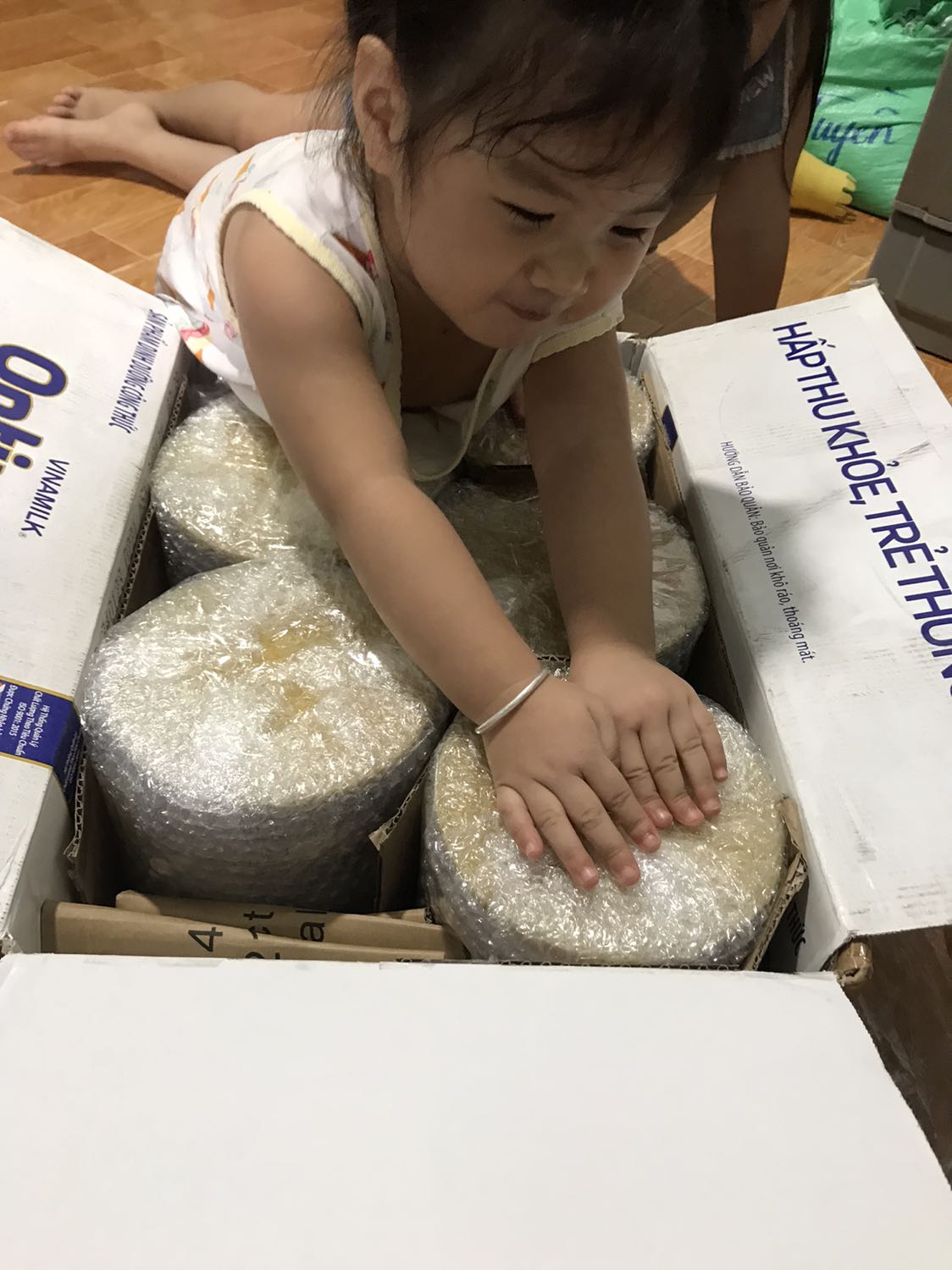 Nhà bán gói hàng xuất sắc. Nhìn phát chịu liền. 2 bé nhà mình đều cho ăn sữa này. Bé sau ăn gần 1 năm trở lại đây, để giảm chi phí. Sữa giá mềm, chất lượng 5 sao. Cả 2 chị em rất ghiền, sữa mát, kg táo bón, cân nặng ok.