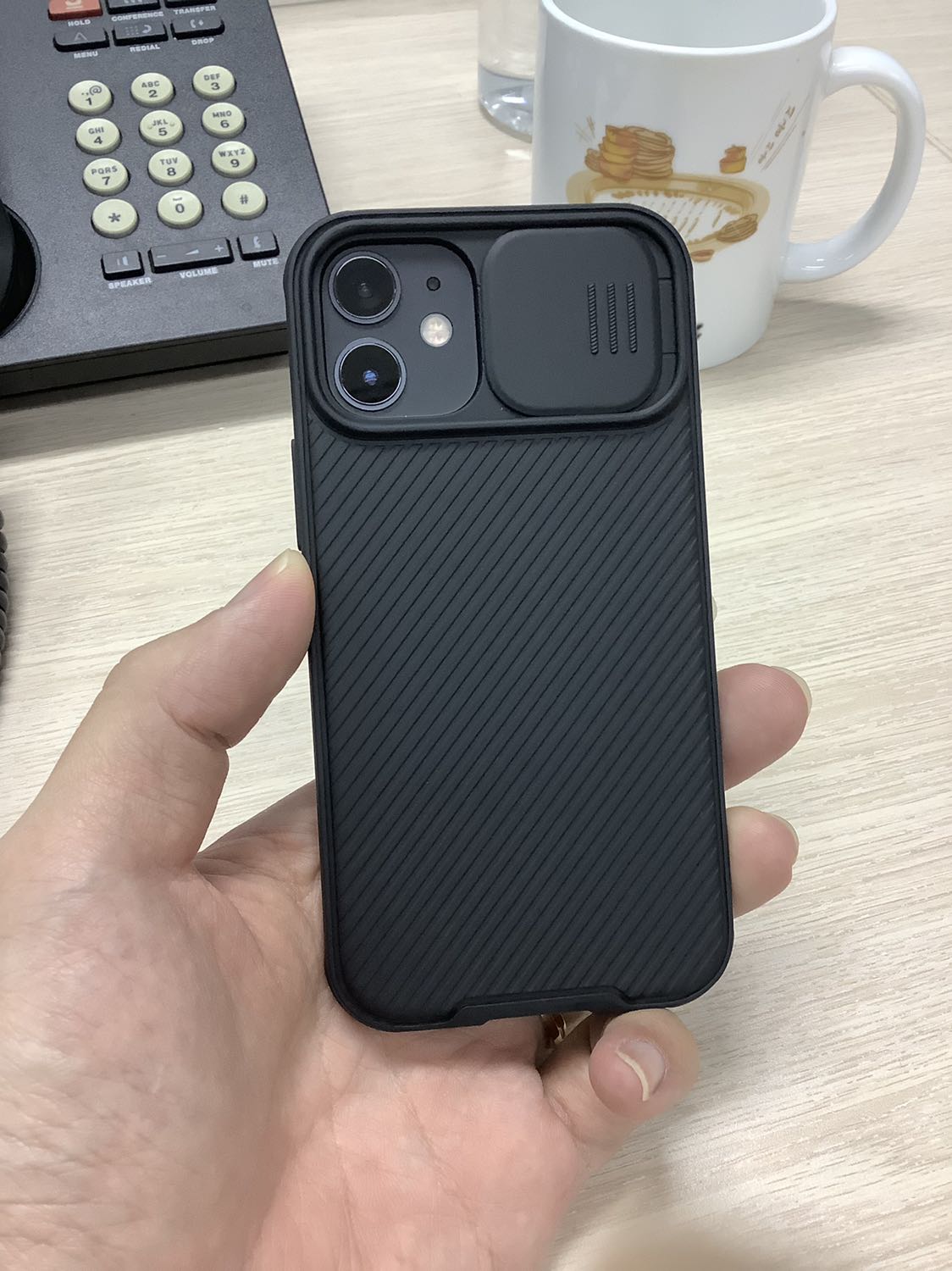 Dù được quảng cáo là mỏng nhưng ốp thực tế khá dày, hoàn thiện trung bình (điểm viền bo cạnh dưới máy hơi hở nhẹ). 4 góc làm nhô cao để giảm chấn tốt hơn. Nắp che camera hoạt động khá hiệu quả.
Mình vẫn thích Spigen hơn, hoàn thiện cực tốt.
Tạm hài lòng.