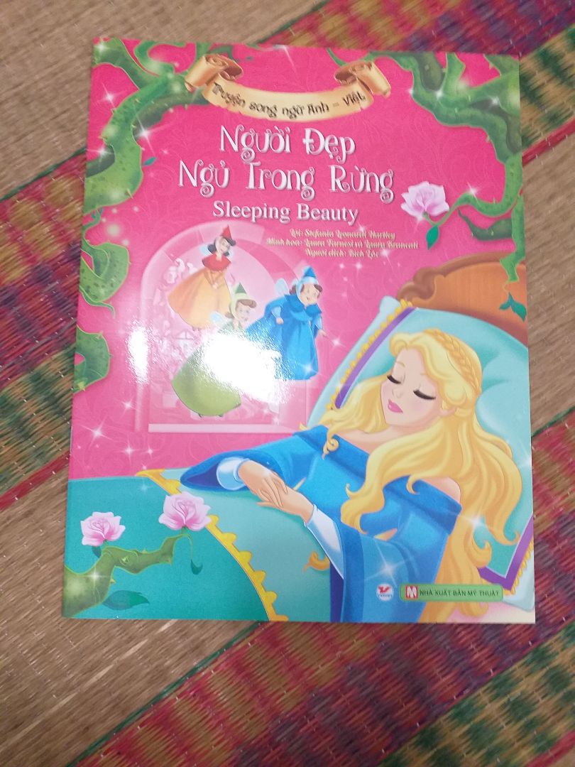 sách tranh, màu đẹp, rút gọn câu chuyện, 
hoàng tử hôn trán công chúa mà hình vẽ là hoàng tử hôn môi ??? đọc bé hỏi cũng ko biết nói sao 
màu sắc tươi tắn