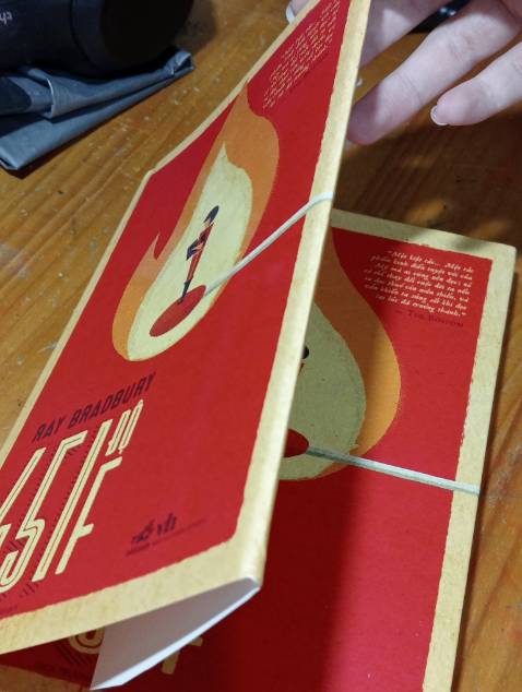 Ban đầu mình cứ nghĩ là bìa mềm, ai ngờ là bìa cứng ạ. Sách không có bị hư hỏng gì, nguyên vẹn và đẹp