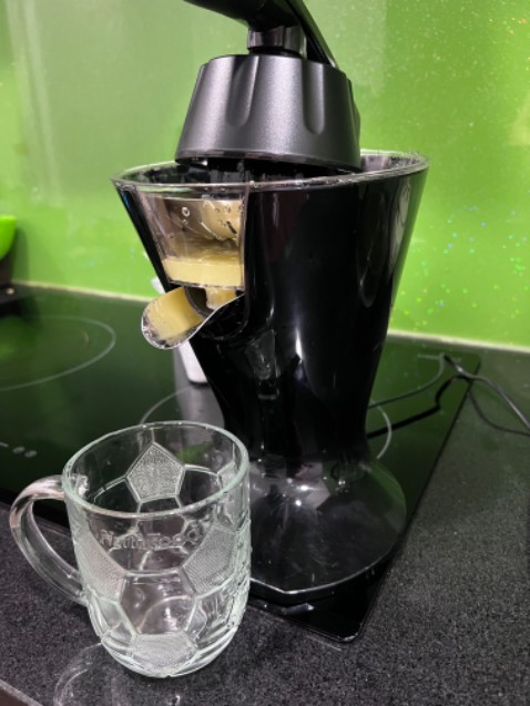 Máy vắt thích lắm, hợp với sâu lười là mình, hihi. Nhà có máy vắt bt rồi ,vẫn nghiến răng mua máy này để vượt lười.