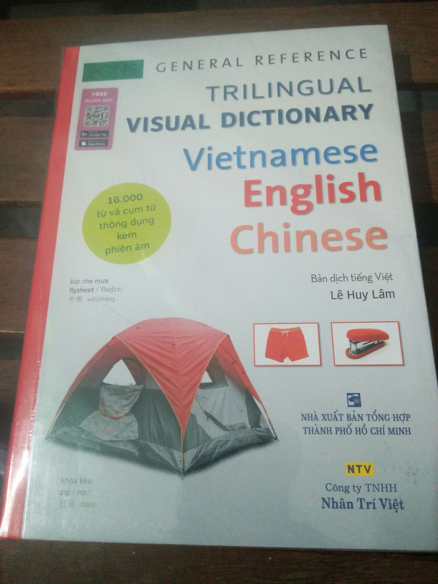 Sách mới tinh, đẹp, được bọc nilon. Nội dung trực quan sinh động, còn có link Qr tải app để nghe. Mua khi giá giảm còn 60%, rẻ dữ dội luôn á! Mình thấy cuốn này còn đầy đủ hơn của DK ?
Mình phát hiện có lỗi khi mở chương đầu, là 家族 (jia zú) nhưng pinyin và app đọc lại thành 家庭 (jia tíng), nghĩa 2 từ tương đương không sai.
Mình muốn mua cuốn này lâu rồi, từ khi phát hiện em nó ở nhà sách nhưng mắc quá, cuối cùng cũng tậu được ?
Yêu sách Tiki nhứt ?????