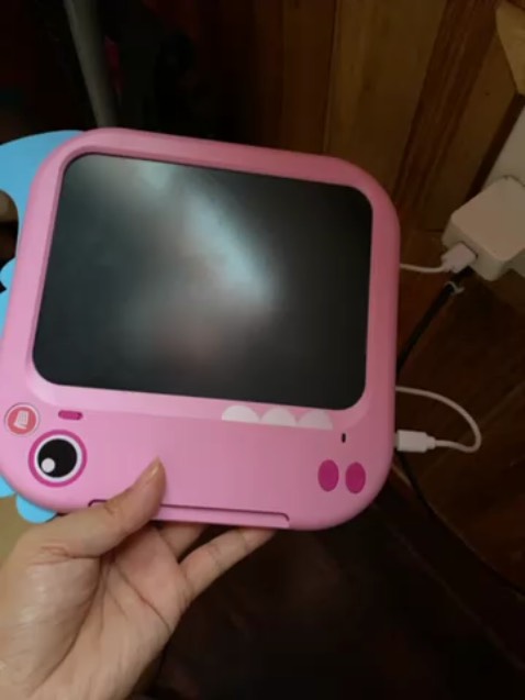 Lúc nhận hàng đã Ko còn pin để thử, ship nói cứ nhận rồi sạc pin là sử dụng dc, nay sạc ko vô pin, shop nói gửi bảo hành, mình mua mới phải dc đổi mới như quảng cáo chứ, shop nói sẽ bảo hành. 
Sau khi phản ánh bên shop đã liên lạc để đổi lại cái mới đang chờ shop đổi cái mới bị lỗi Ko xạc pin dc