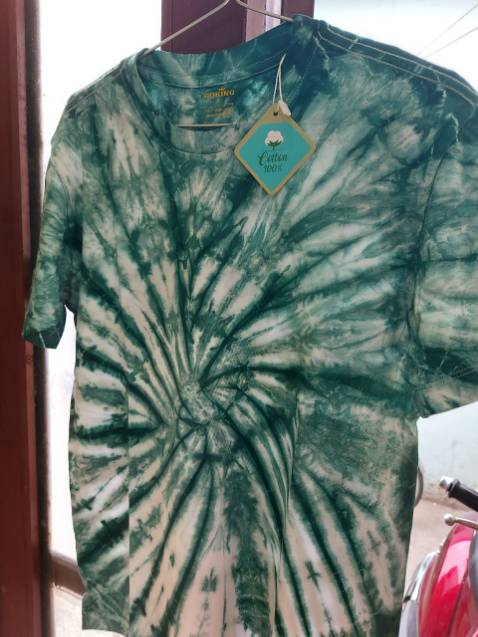 không biết các bạn sao, chứ tôi thấy áo này phối với quần nào cũng đẹp, rất chất