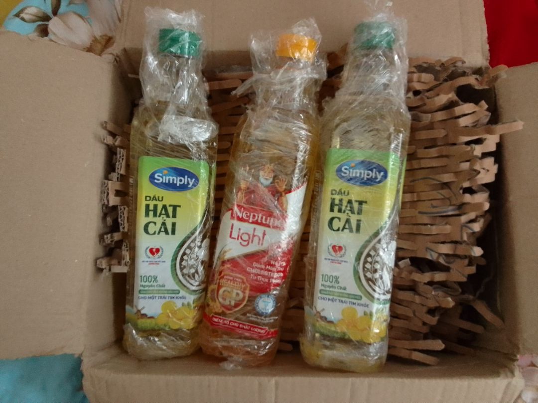 -Giao hàng quá nhanh
-Date xa tận năm 2023
-Đóng hàng kĩ lưỡng, vỏ hộp vẫn còn cứng nguyên, không bị rách
-Bao bọc bằng nilon cẩn thận, quấn tận mấy vòng các bác ạ. Bên dưới còn lót bìa cát tông được cắt nhỏ nên không lo bị vỡ nhé, cực kì yên tâm
-Dầu ngon, mua được giá 55k cũng rẻ rồi, áp mã giảm giá thì còn ngon nữa
=> Đánh giá về tổng thể: 10/10 cho Tiki -Giao hàng quá nhanh
-Date xa tận năm 2023
-Đóng hàng kĩ lưỡng, vỏ hộp vẫn còn cứng nguyên, không bị rách
-Bao bọc bằng nilon cẩn thận, quấn tận mấy vòng các bác ạ. Bên dưới còn lót bìa cát tông được cắt nhỏ nên không lo bị vỡ nhé, cực kì yên tâm
-Dầu ngon, mua được giá 55k cũng rẻ rồi, áp mã giảm giá thì còn ngon nữa
=> Đánh giá về tổng thể: 10/10 cho Tiki