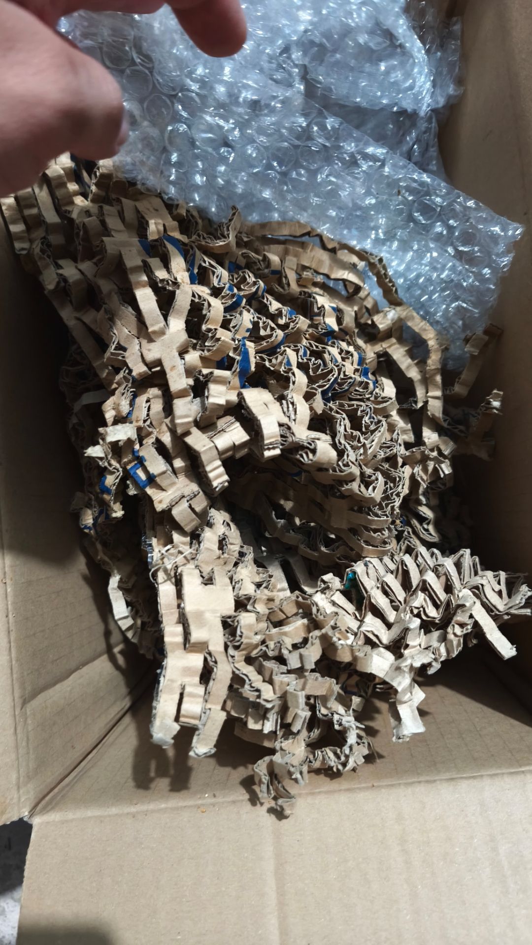 Tiki đã đóng gói hàng cẩn thận hơn xưa rất nhiều rồi, mn yên tâm mua hàng nhé. Mua được giá quá tốt có 368k thôi à, sách mới tinh