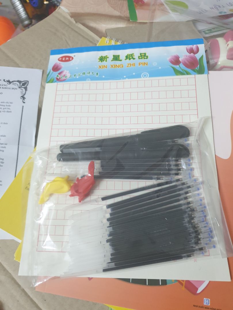 giao hàng nhanh chóng,sách có chất lượng,được tặng quà kèm theo như quảng cáo,nói chung là thích lắm lun,thấy là có động lực học hành lun,giá trên bìa sách và vở thấy cao mà giá săn sale thấy rẻ quá trời,chưa tới 200k,swx ủng hộ tiếp