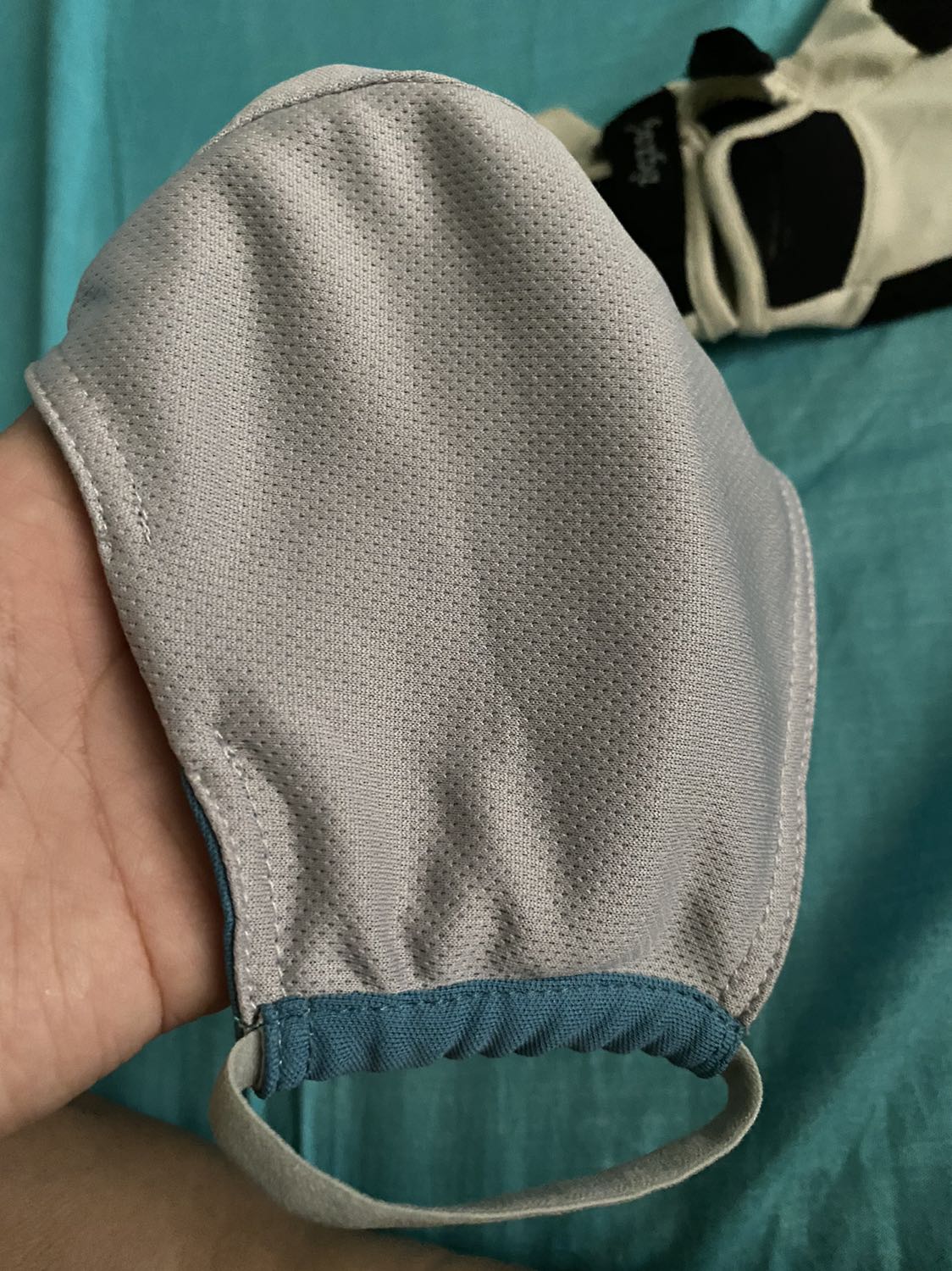 Chất liệu vẫn vậy. Lớp lót bên trong mềm mịn đeo rất thoải mái. Mua đợt size giá chưa tới 50k nhưng đeo dc hơn 1 năm là điều chắc chắn.
Màu như hình.
Điểm trừ:
Sản phẩm ko để size nên kiểu nhắm mắt đặt đại.
Mỏng hơn lúc trước. Điều này mình cam đoan. Cái này chỉ dày cỡ 2/3 cái cũ mình mua cách đây hơn 1 năm. Ko biết để bán đợt sale nên làm mỏng lại hay từ lâu hãng đã làm vậy nhưng mình ko biết.