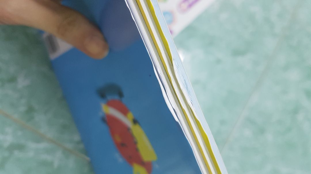Đặt sách cả tuần mới nhận được thì sách bị dập cạnh thế này. Đó giờ mua ở tiki rất tin tưởng nhưng giờ hơi thất vọng rồi. Dập nát cạnh như vậy rất mất thẩm mỹ.