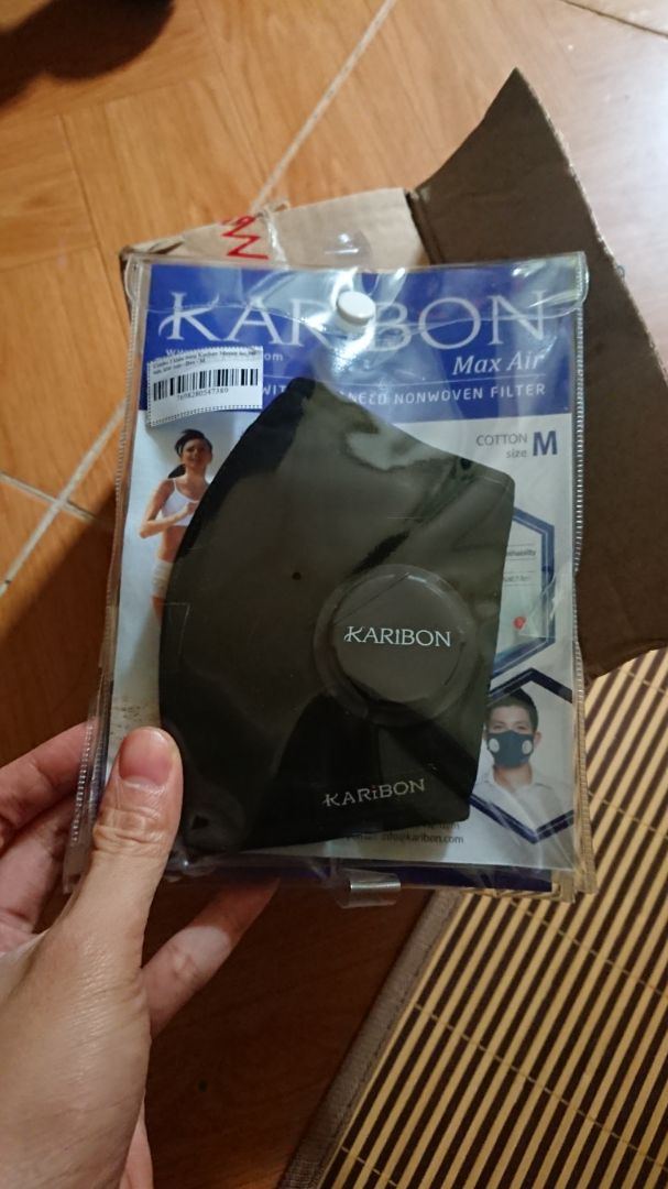 khẩu trang đẹp, hợp thời trang, mình đặt tối hôm trước thì vừa sáng hôm sau là có hàng. đeo vừa vặn vì chỉnh kích cỡ dc, mới đầu đeo lạ lạ về sau chắc sẽ quen dần