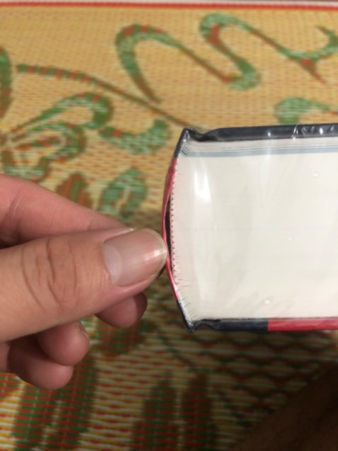 Sách là phiên bản bìa cứng nhưng gáy sách mỏng, cảm giác sách nhẹ, trang sách cũng mỏng, 9 năm tuổi nhưng hình thức còn mới. Sách là phiên bản bìa cứng nhưng gáy sách mỏng, cảm giác sách nhẹ, trang sách cũng mỏng, 9 năm tuổi nhưng hình thức còn mới.