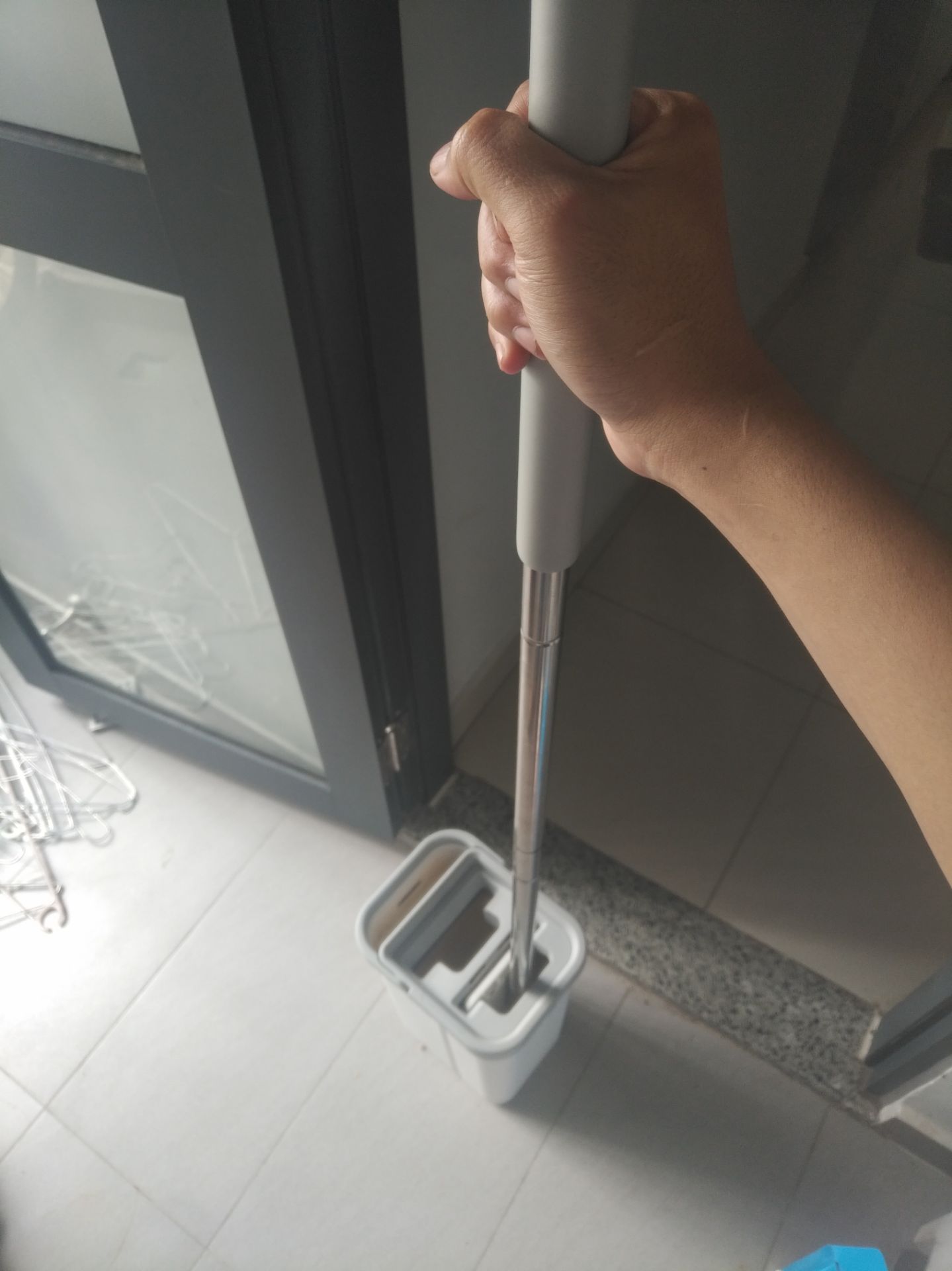 Sản phẩm rất ok, đáng tiền. Được kèm 3 miếng lau, có thể dùng lau kính cửa, sàn nhà riêng. Vắt khô lau cực sạch bụi bẩn, đi mát chân hẳn. Cán lắp dễ dàng.  Tay nắm đệm cao su mềm cho cảm giác cầm nắm em tay. Bàn lau gấp lại rất nhạy và chuẩn giúp dễ đặt vô thùng kéo lên xuống. Vắt bên ngăn khô nước chảy về ngăn chưa luôn. Thích ?