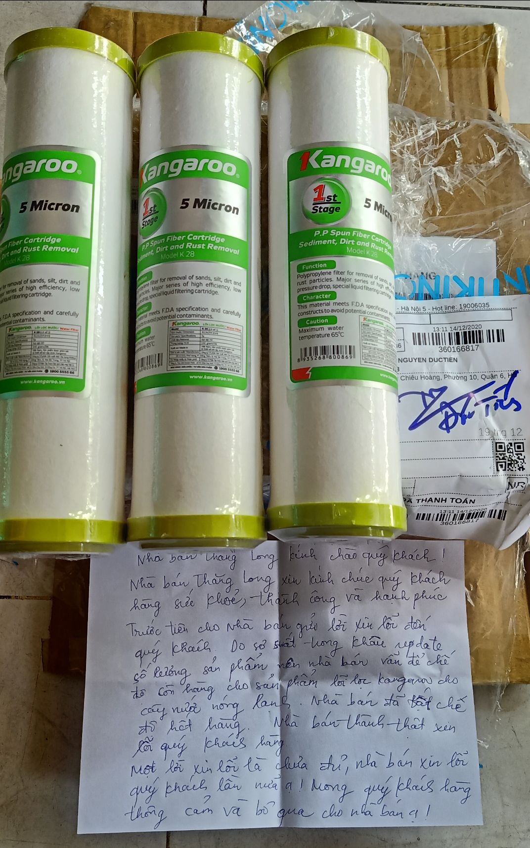 Tôi mua 3 lõi lọc Sediment + carbon cho máy nóng lạnh. Giao tới cho tôi 3 lõi lọc số 1 của máy lọc nước Kangaroo.
Còn có giấy xin lỗi viết tay bỏ vào thùng hàng tự nhận là nhà bán hàng Thang Long nào đấy.
Tôi không cần lời xin lỗi kiểu này vì tôi không thấy thành ý mà thấy các bạn coi thường khách hàng quá. 
Tôi chỉ yêu cầu các bạn giao đúng hàng tôi đã đặt. Nếu hết hàng thì thông báo để tôi mua chỗ khác, hoặc đợi đến khi có hàng, chứ đừng giao cho tôi món hàng không thể sử dụng được cho xong việc các bạn như thế này.
Tôi đang đợi Tiki xử lý!