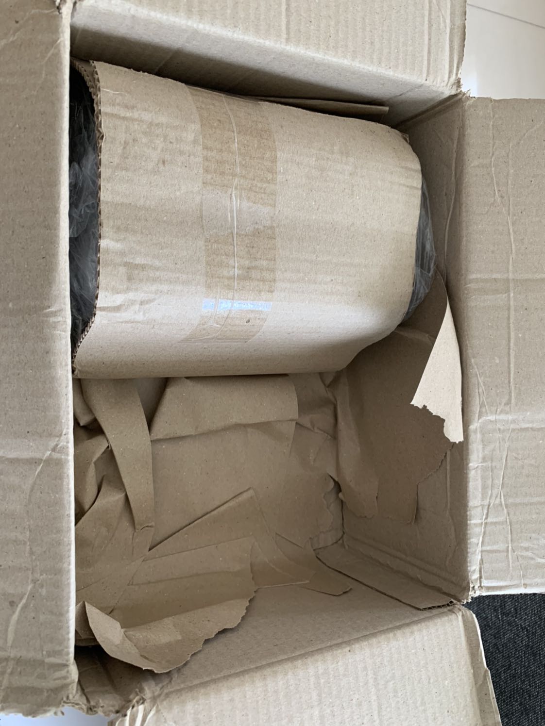 Đóng gói cẩn thận, hàng không bị vỡ, số lượng đủ. Chất lượng so với giá thành là chấp nhận được. Góp ý thêm với bên đóng hàng là nên chèn màng/mút/giấy mềm giữa các bình với nhau để không bị trầy xước thân bình khi vận chuyển cũng như đóng hàng. Hàng nhận có bị trầy thân một xíu nhưng không sao. Cảm ơn shop.