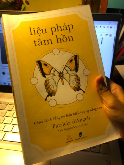 Cuốn này cùng với cuốn mô hình xoắn động khá hay và phù hợp để đọc trong hành trình hiểu và lắng nghe chính mình ^^ Mình thấy sách viết đủ sâu và không bị lan man học thiết quá nhiều.