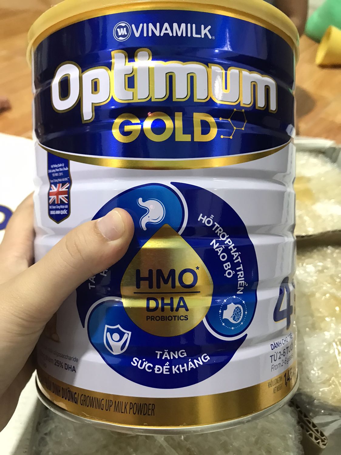 Nhà bán gói hàng xuất sắc. Nhìn phát chịu liền. 2 bé nhà mình đều cho ăn sữa này. Bé sau ăn gần 1 năm trở lại đây, để giảm chi phí. Sữa giá mềm, chất lượng 5 sao. Cả 2 chị em rất ghiền, sữa mát, kg táo bón, cân nặng ok.