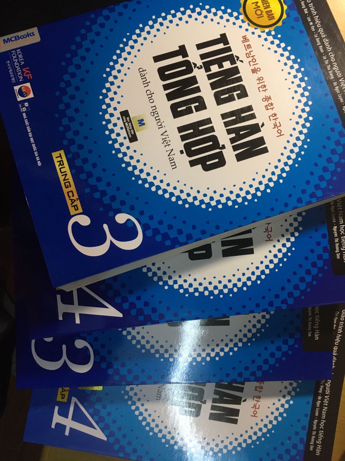 Shipper thân thiện, sách về tay rất đẹp, không móp méo. Sách tặng kèm rất chất lượng, dù là quà tặng kèm nhưng bọc kĩ, chỉnh chu