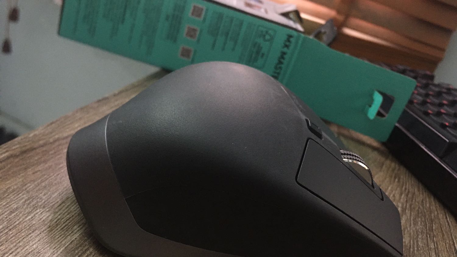 Cảm giác như hàng đã qua sử dụng. Trên chuột thì có nhiều vết vân tay. Đế chuột thì xước như hàng 2hand. Dây cáp sạc thì cũ. Mình bỏ tiền bằng sản phẩm mới thì mình cũng mong là nhận được sản phẩm mới. Thất vọng.