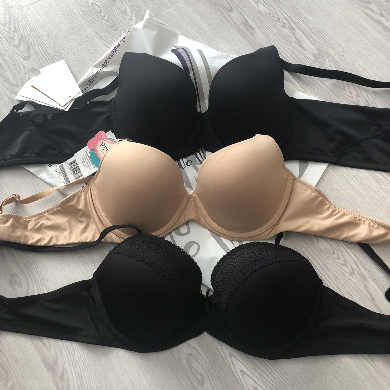 Áo dưới cùng là của mẫu này, bản nhỏ và không ôm lắm. Mặc vẫn khá gọn. Giá khi mua khuyến mãi là 159k.