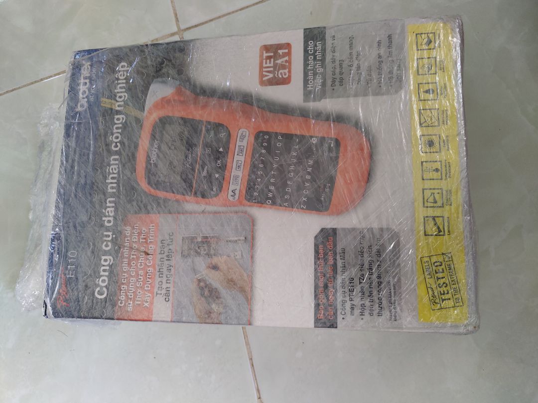 Giao hàng nhanh, mình đặt 2 ngày là có. Hàng nhập khẩu chính hãng Brother. Tặng kèm 1 cuộn nhãn 9mm. Người dùng phải mua 6 pin AAA hoặc mua adapter rời để cấp nguồn cho máy.
Tuy nhiên điều khó chịu nhất mà mọi người mua máy nên lưu ý là hầu hết máy in nhãn Brother đều in rất phí nhãn (mỗi lần in nhãn sẽ có 1 khoảng thừa 25mm ở đầu tiên, phải dùng kéo cắt bỏ đi).  Có một số setting để hạn chế điều này nhưng nhìn chung đã dùng máy Brother thì phải chấp nhận. Đối với máy in nhãn thì thật ra họ bán cuộn nhãn là chính. Giá một cuộn nhãn chính hãng xấp xỉ 300k, khá mắc. Mọi thứ còn lại máy đều làm rất tốt. Cho 4 sao. ;))