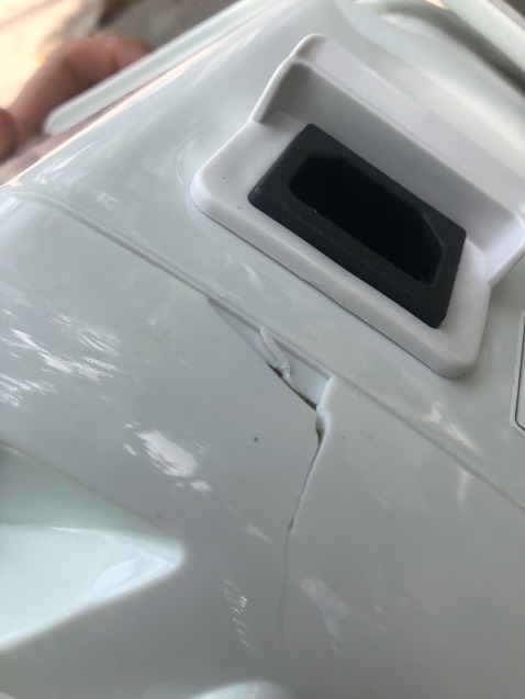 Mình rất thất vọng về cách giải quyết vấn đề của phía Tiki, mình mua cách đây hơn nửa tháng về cắm điên vào thì nồi có hiện tượng chập chờn, lúc vào điện lúc không. Mình liên hệ Tiki để đổi trả thì phía Tiki nhận lại nồi, kiểm tra và trả lời nồi hoạt động bình thường nên không giải quyết đổi sản phẩm mới.
Kết quả là mình nhận lại nồi trong tình trạng bể, vỡ phần chuôi cắm điện như hình. Nhưng thất vọng nhất là cách Tiki phản hồi giải quyết vấn đề, mình phải liên hệ rất nhiều lần, chỉ nhận được sự hứa hẹn. Phải hơn 07 ngày sau mới có người đến nhận lại nồi để kiểm tra tiếp. Đến giờ thì mình thật sự không hiểu 01 chiếc nồi mới 100% đến tay mình trong tình trạng bể, vỡ như thế này mà phải kiểm tra lại lần nữa mới được đổi.
Quá thất vọng với cách giải quyết vấn đề của Tiki, mong mọi người lưu ý njes! Mình rất thất vọng về cách giải quyết vấn đề của phía Tiki, mình mua cách đây hơn nửa tháng về cắm điên vào thì nồi có hiện tượng chập chờn, lúc vào điện lúc không. Mình liên hệ Tiki để đổi trả thì phía Tiki nhận lại nồi, kiểm tra và trả lời nồi hoạt động bình thường nên không giải quyết đổi sản phẩm mới.
Kết quả là mình nhận lại nồi trong tình trạng bể, vỡ phần chuôi cắm điện như hình. Nhưng thất vọng nhất là cách Tiki phản hồi giải quyết vấn đề, mình phải liên hệ rất nhiều lần, chỉ nhận được sự hứa hẹn. Phải hơn 07 ngày sau mới có người đến nhận lại nồi để kiểm tra tiếp. Đến giờ thì mình thật sự không hiểu 01 chiếc nồi mới 100% đến tay mình trong tình trạng bể, vỡ như thế này mà phải kiểm tra lại lần nữa mới được đổi.
Quá thất vọng với cách giải quyết vấn đề của Tiki, mong mọi người lưu ý njes!