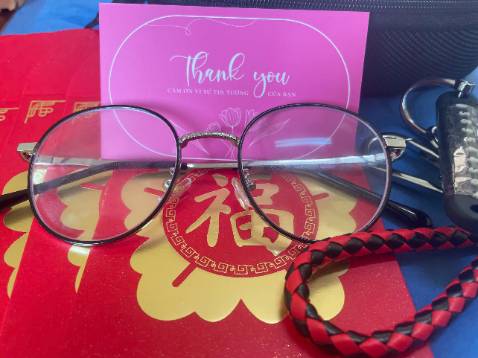 Shop tư vấn rất nhiệt tình và thân thiện Chất lượng kính trên cả tuyệt vời:
Điểm 10 cho sự thân thiện:
Điều khiến mình ấn tượng nhất chính là thái độ của các bạn nhân viên. 
Các bạn tư vấn rất 'có tâm', kiên nhẫn giải thích từng loại tròng kính và hàng chục mẫu gọng. Không hề có cảm giác bị hối thúc hay chèo kéo mua hàng đắt tiền, thực sự rất thoải mái!
 Chất lượng kính trên cả tuyệt vời:
Về phần chuyên môn, mình hoàn toàn yên tâm. Kính được mài lắp sắc nét, thẩm mỹ cao. Tròng kính mình chọn có độ trong suốt cực tốt, đeo vào thấy tầm nhìn sáng hẳn ra, không bị lóa hay mỏi mắt dù mình phải làm việc với máy tính cả ngày. Gọng kính thì chắc chắn, đeo nhẹ tênh và rất êm tai.
Tổng kết:
Một địa chỉ hiếm hoi hội tụ đủ cả: Dịch vụ tận tâm - Kỹ thuật chuyên nghiệp - Sản phẩm chất lượng. Chắc chắn mình sẽ giới thiệu bạn bè và người thân qua đây mỗi khi có nhu cầu về mắt kính!
⭐⭐⭐⭐⭐"🥰🥰🥰 P/s: shop còn tặng cho cả phong bao lì xì và móc khoá xịn xò lắm các bạn ạ....