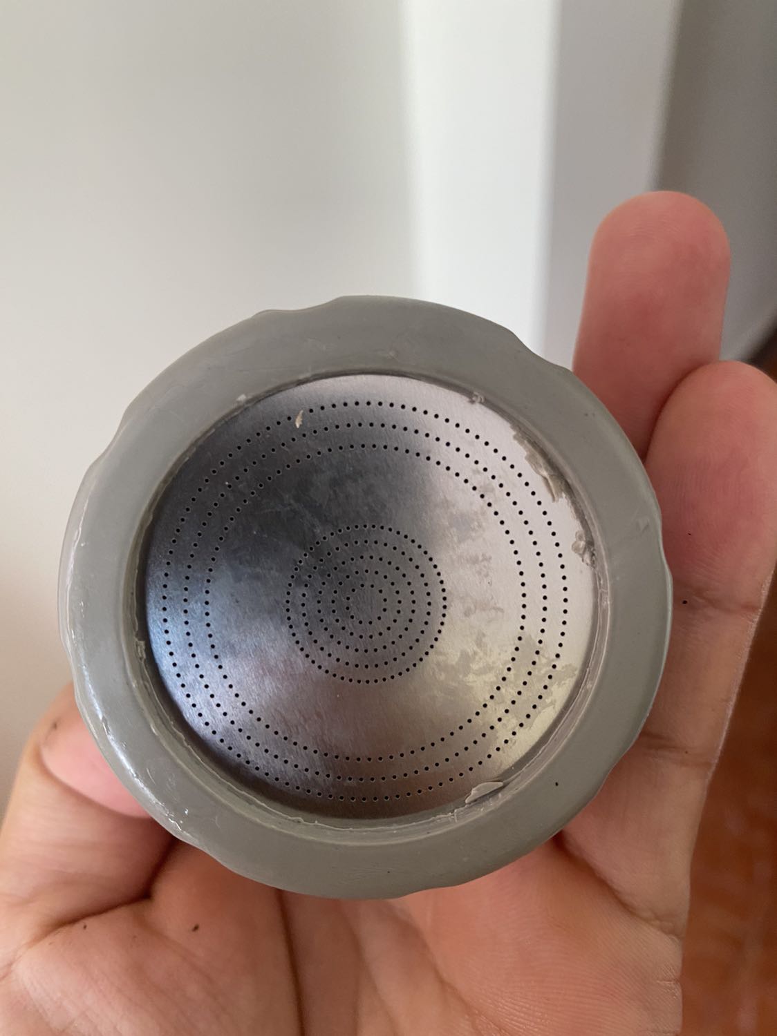 Lần đầu tiên phản ảnh với tiki vì mọi lần đếu rất tốt. Mua hàng mới mà giao hàng kiểu này. Mới mở ra như hàng cũ. Thử rửa sử dụng cũng ko sạch. Nói 3 chế độ mà hư hết 1 chế độ. YÊU CẦU ĐỔI TRẢ GIẢI QUYẾT GIÚP.!