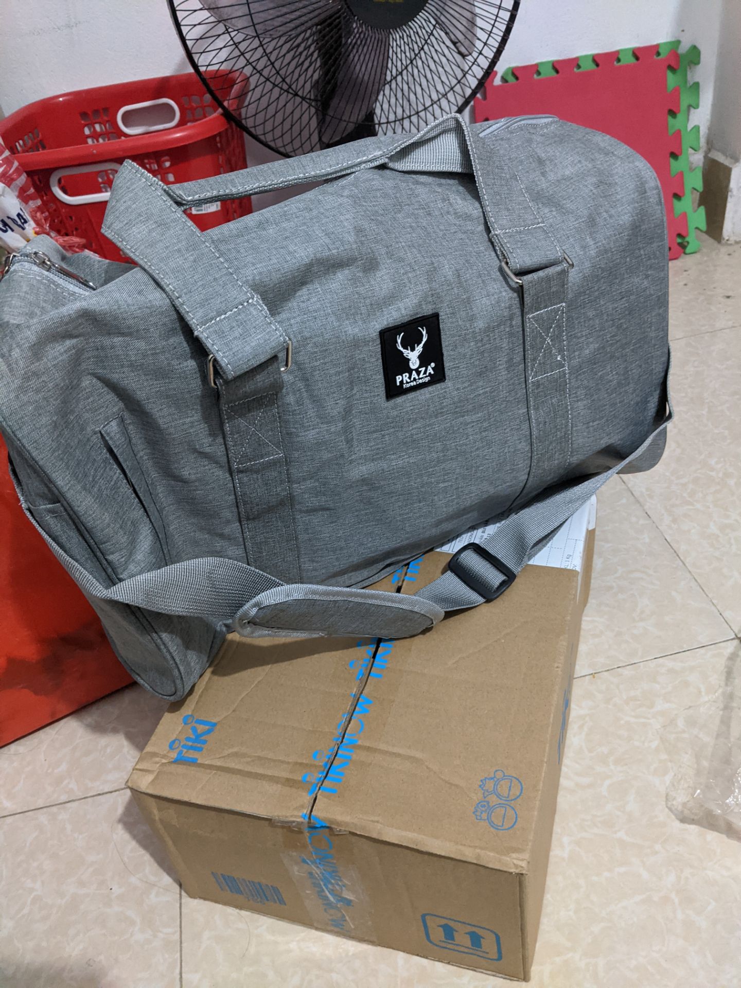 - Ảnh demo là móc khóa sắt nhưng nhận được là khóa nhựa, chưa biết khi mang nhiều đồ có bị gãy không nữa. Chắc phù hợp vs mang ít đồ, đi tập gym...
  - vải có vẻ cứng (ko thích cho lắm, vì trước có dùng 1 loại giống thế này, dùng nhiều vải bên trong sẽ bị gãy và rơi ra từng miếng nhỏ, rất khó chịu.
    - Khóa chắc chắn, màu giống hình.
  - Tiki giao hàng đúng ngày, dù có thể cho vào hộp bé nhưng vẫn đóng hộp to cho đỡ bị móp méo. Rất ủng hộ.