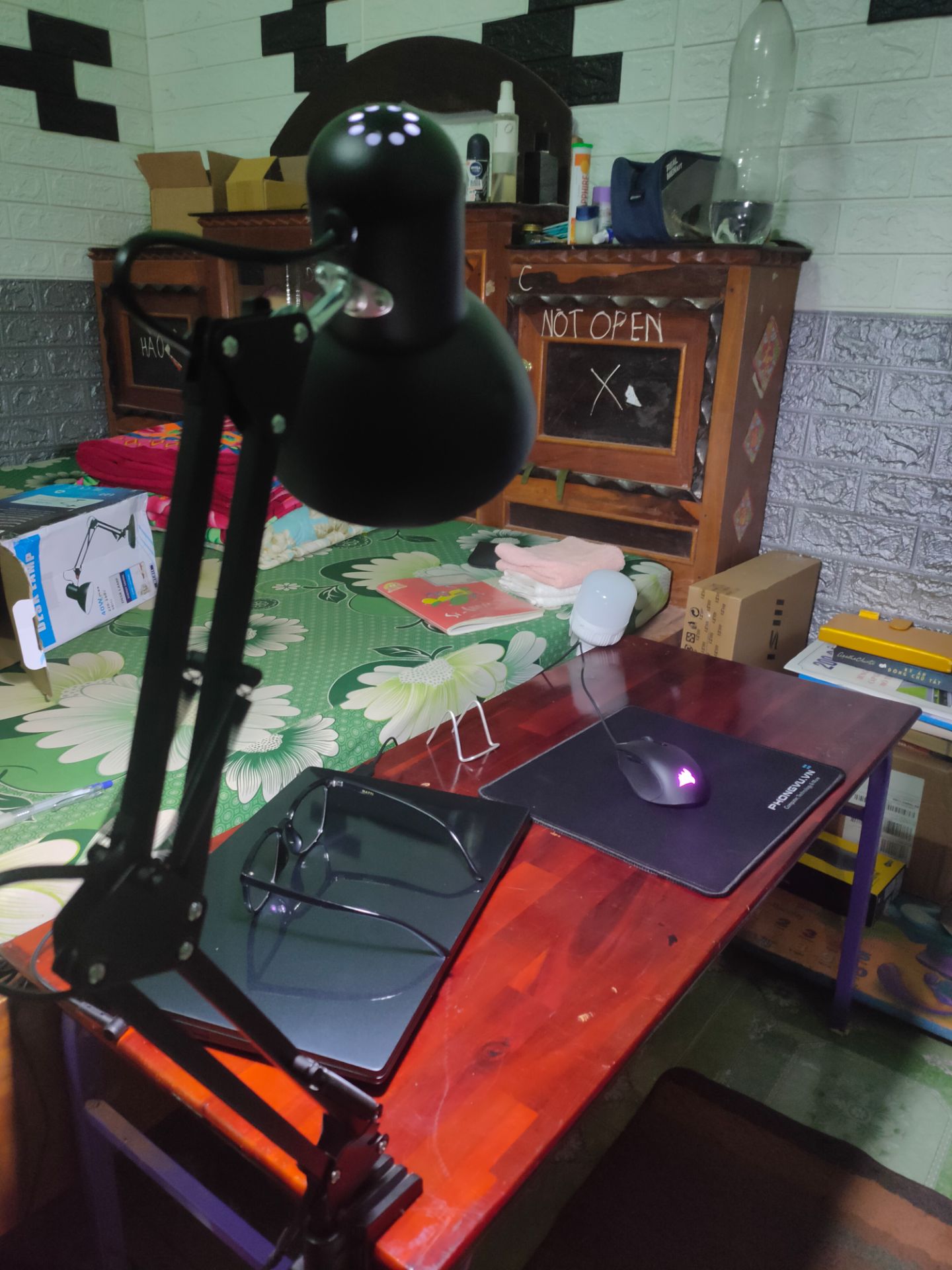 mọi thứ đều ổn cho tớ khi tôi thấy cái chụp đèn bị móp, điều này có thể không ảnh hưởng chất lượng ánh sáng nhưng ảnh hưởng về tâm lý mua hàng của tôi rất nhiều 😭. Tôi nghĩ mình khá khó tính và sản phẩm đã đáp ứng gần hoàn hảo rồi. còn có giấy bảo hành nữa nên rất ổn, bù lại 1 chút về tinh thần nhưng tôi vẫn bỏ bớt 1 sao vì sự tổn thương tinh thần này.