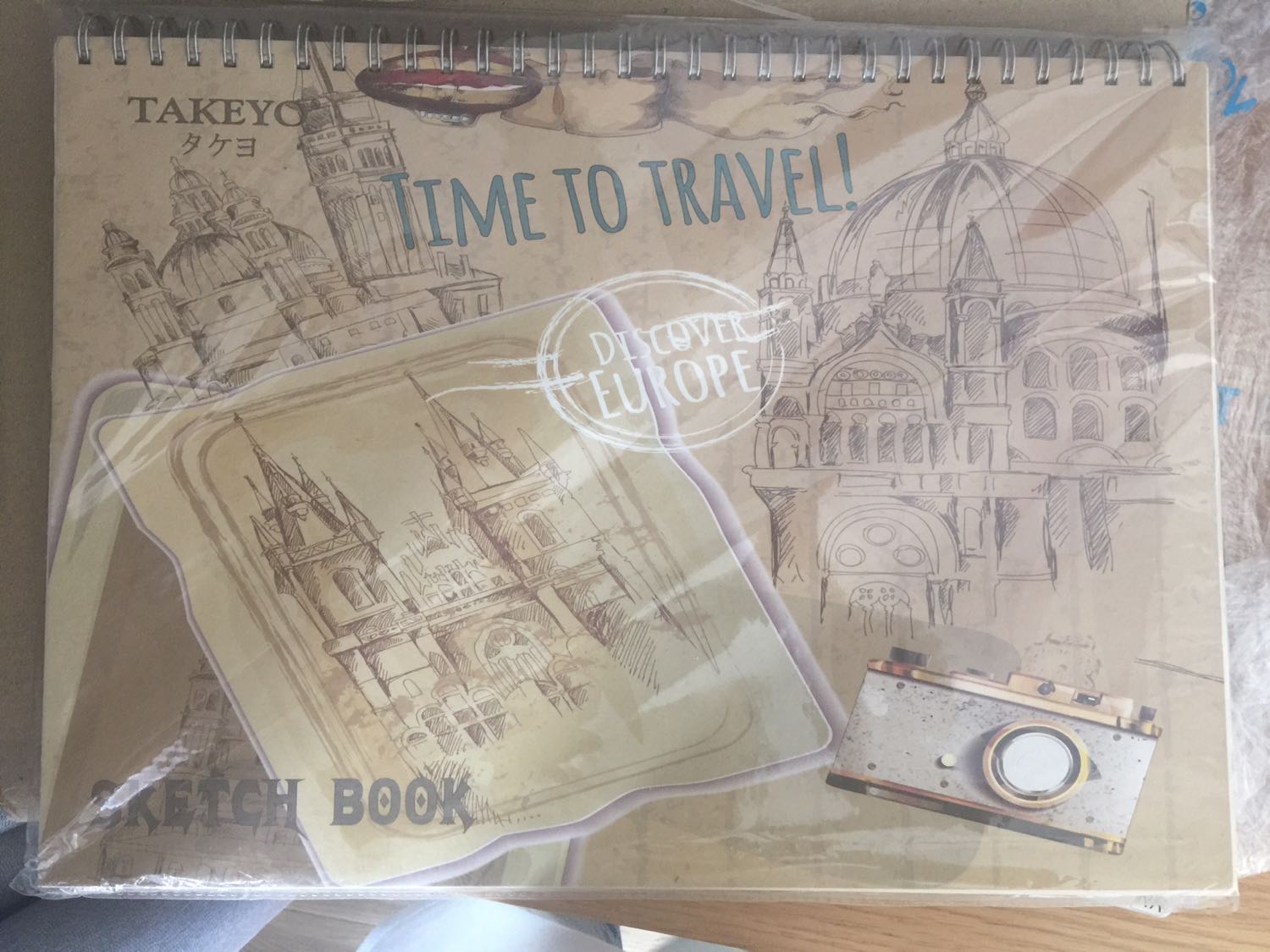 Lúc đầu mình đặt mua vì những mẫu sketch book ở trên hình mẫu đẹp, nhưng khi nhận hàng lại giao cho mình mẫu này thì mình cũng hơi buồn. Nhưng mình vẫn đánh giá 5 sao vì giao hàng nhanh và chất lượng khá tốt.