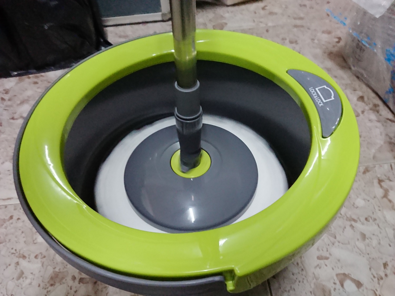 Một thiết kế thông minh nhỏ gọn của bộ lau nhà.
Giặt bông ở dưới thấp, vắt bông ở trên cao mà không phải chia ra hai phần diện tích vắt riêng giặt riêng.
Trục xoay và cây vắt có khớp kết nối với nhau nên dễ gắn vào cũng như tháo ra (nghiên cây sẽ lấy ra được). 
Cây lau ráp lại từ ba đoạn ngắn, tiện lợi trong việc đóng gói.
Bông lau mịn, chất lượng tốt.
Nhựa, chất lượng gia công đẹp, trục xoay êm.
Để sử dụng cho dễ, khi cây lau vào khớp với trục xoay, nhấc nhẹ lên rồi thả xuống để chọn chế độ giặt/vắt tương tự như sử dụng bút bi bấm.