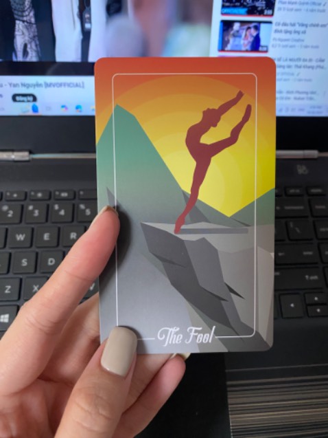 Giao nhanh, săn sale giảm 50% giá, bộ bài này bự á, nặng, hộp cứng khó mở, chút nữa bay móng 🥲, 80 lá màu đẹp, hình ảnh phong phú, bàu cứng nhưng hơi bự, khó xào bài, còn mới nên hơi dính, sách hướng dẫn cũng khái quát sơ, có thể tìm hiểu thêm thông tin trên mạng