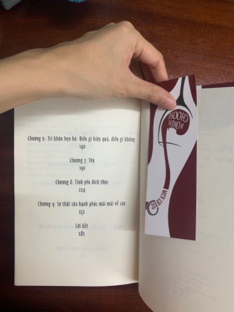 Sách đẹp, mình đọc xong rồi mới review nên không còn mới nữa. 
Nội dung sách về tình yêu nhưng theo cách khoa học và các phản ứng sinh học. Tất cả các phản ứng đó đều nằm trong con người, không có người nào ngoại lệ cả. Phản ứng được phân tích theo từng giai đoạn và chương. Khi bạn nắm được các kiến thức trong đây sẽ giải thích hết toàn bộ 80% mối quan hệ tình yêu trong đời sống. Tin mình đi vì mình đọc những cuốn về thể loại này rất là nhiều và cũng tham gia những khoá học về tình yêu của các chuyên gia nữa. Super recommended nha