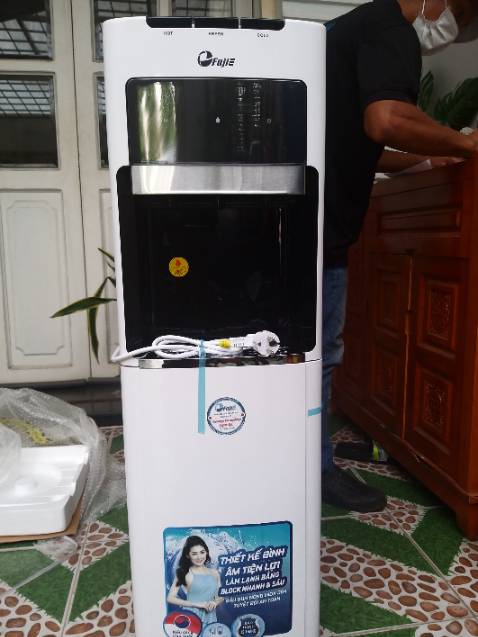 Mẫu mã đẹp, sang trọng. Dùng thử thấy làm nóng lạnh nhanh. Nhược điểm máy kêu hơi to