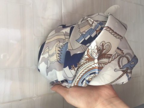 Đóng gói kỹ lượng. Chất liệu khăn mềm. Hoa văn thật sự là nổi bật nhìn trẻ trung lắm nha