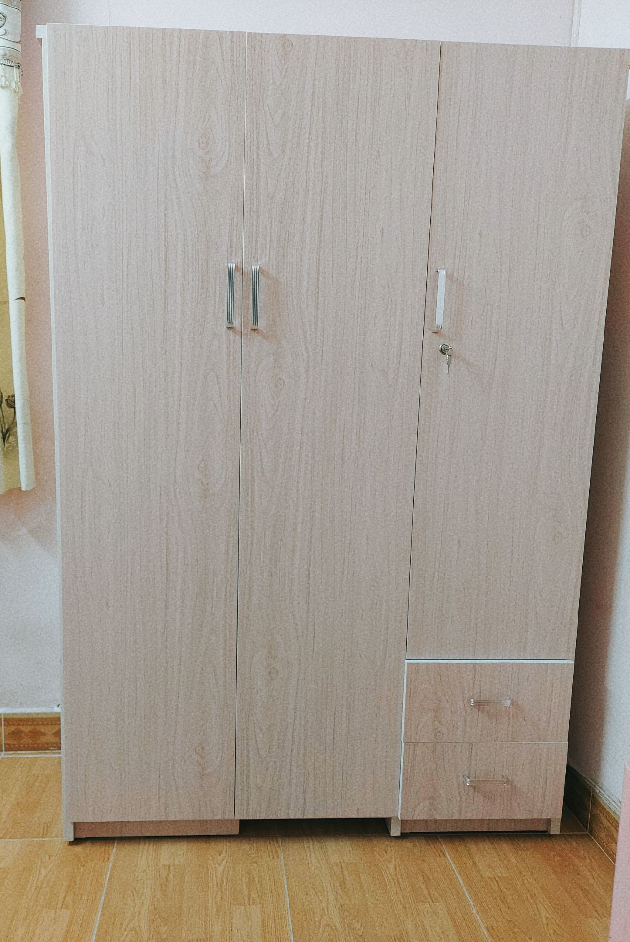 tủ đẹp, chắc chắn và to hơn tưởng tưởng của mình nhiều. Giao hàng và lắp ráp đều rất tận tình. Ngoại trừ mùa dịch nên hàng tới tay hơi trễ thôi. Xứng đáng 5 sao nhé!!!!