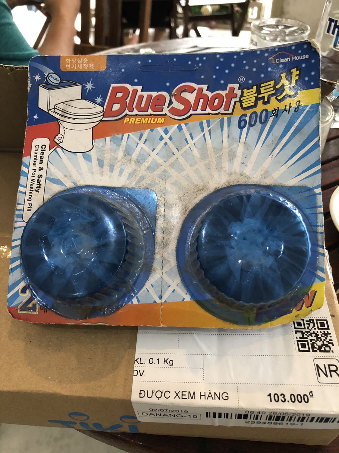 Mình mua hàng Tiki trading bấy lâu mà chưa bao giờ thất vọng như lúc này, xem thường khách hàng. Đóng hộp thì đẹp mà khi khui ra thì gớm thôi rồi. Tôi không biết nhân viên Tiki nghĩ gì khi mà cầm sản phẩm như vậy bỏ vào đóng hộp giao cho khách? Không có khách hàng thì không buôn bán gì được đâu nhé! Thân gửi!