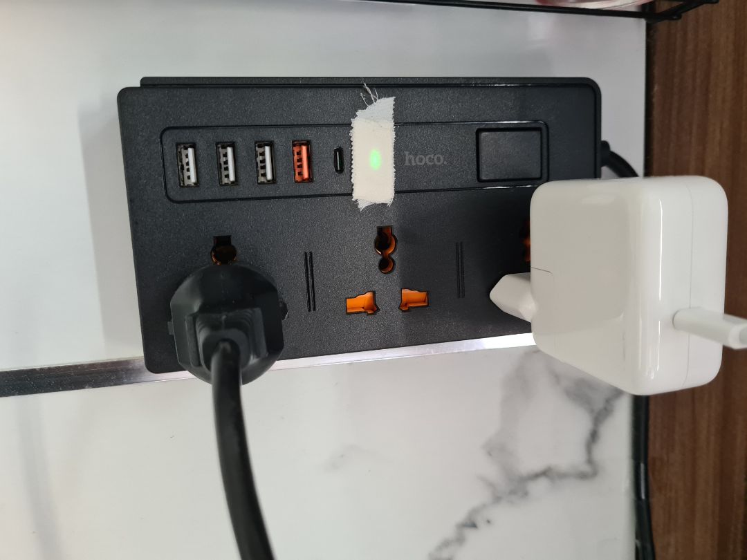 số lượng ổ cắm như mô tả, output Type C sạc nhanh hơn. Tuy nhiên, đèn nhận diện ổ cắm vô điện thì hơi sáng, mình dán lên tường trong phòng ngủ, phải dán thêm băng keo che lại bớt cho đỡ sáng.