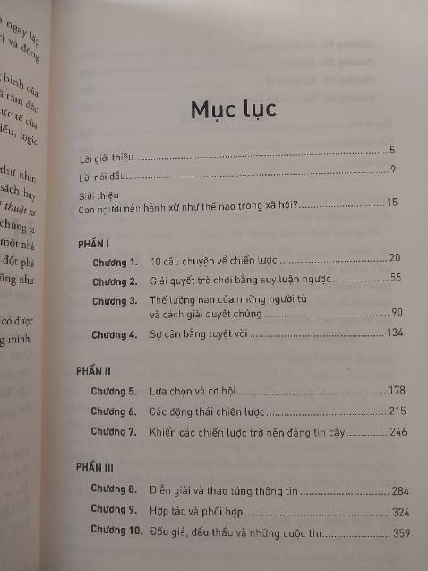 Về mặt dịch vụ thì Tiki đã làm rất tốt khi đã giao hàng đúng hẹn với một quyển sách cực hot được đề xuất bởi Chủ tịch Hoàng Nam Tiến cho các bạn sinh viên. 
  Về nội dung, mặc dù bìa sách ghi là ứng dụng và được khen tặng là dễ đọc tuy nhiên lượng lập luận của hai tác giả ( Giáo sư ĐH ) là cực nhiều kèm với bảng chia trường hợp cùng các câu hỏi thảo luận xuyên suốt các chương. Sách nêu ra các tình huống thực tế diễn ra trong cuộc sống mà ta có thể ứng dụng lý thuyết trò chơi nhằm ra quyết định hay hành động một cách khôn ngoan hơn.  
  Những chương đầu hơi khó đọc chút nhưng các bạn cứ đọc lướt qua một lượt rồi đọc kỹ từng chương nhé. Mình nghĩ sẽ mất nhiều tháng để hoàn thành xong cuốn sách này.
  Chúc các bạn đọc sách vui vẻ !!!